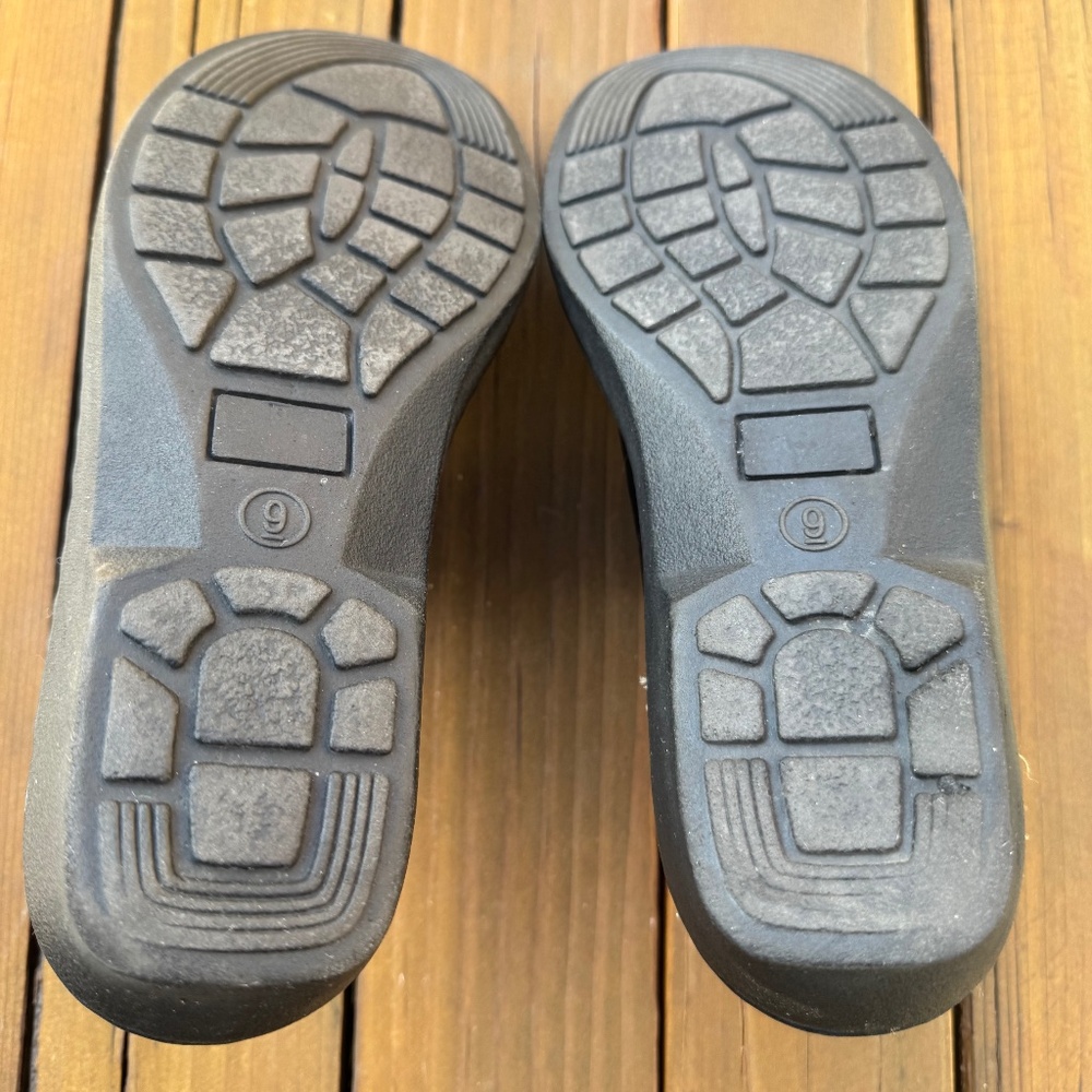 Cherokee Black Leather Clogs - Picture 6 of 10